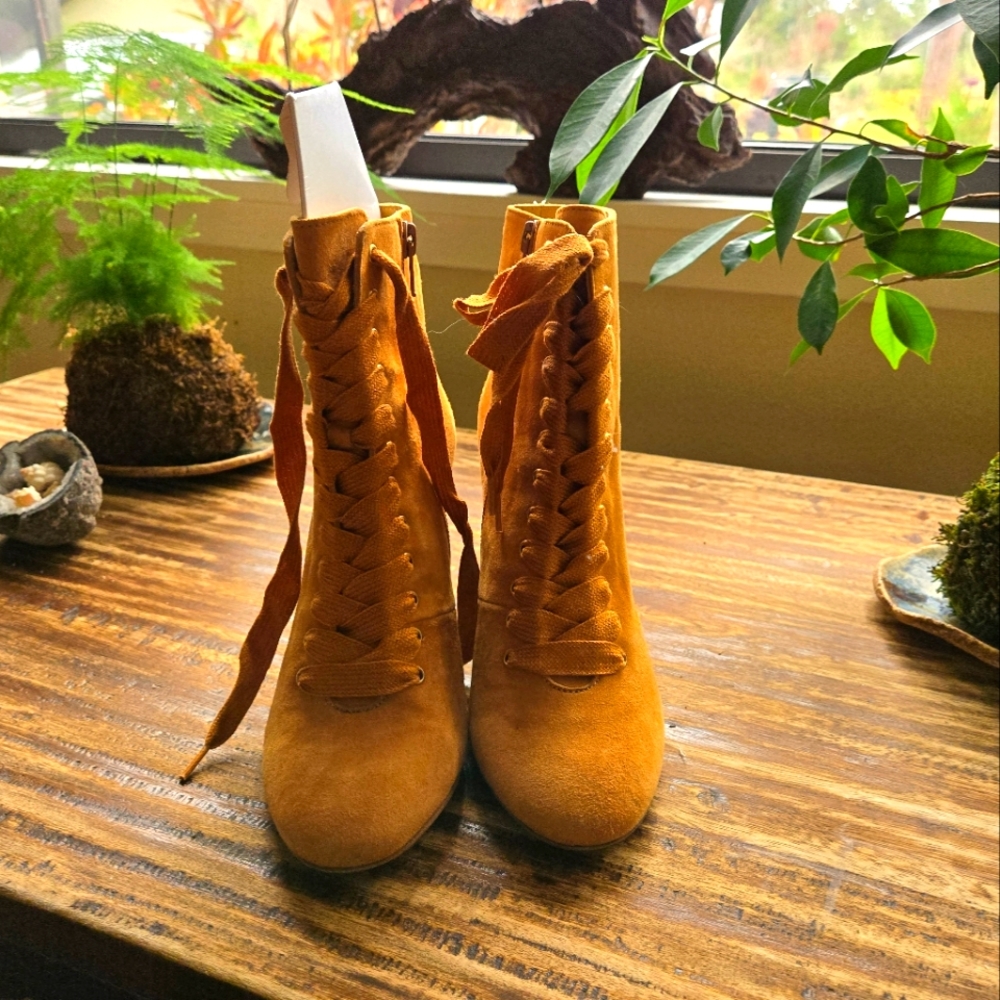Sezane Alicia Boots in Suede Cognac